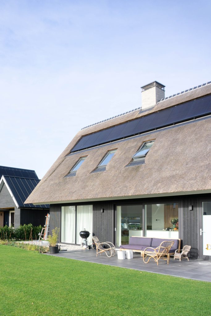 zonnepanelen rieten dak